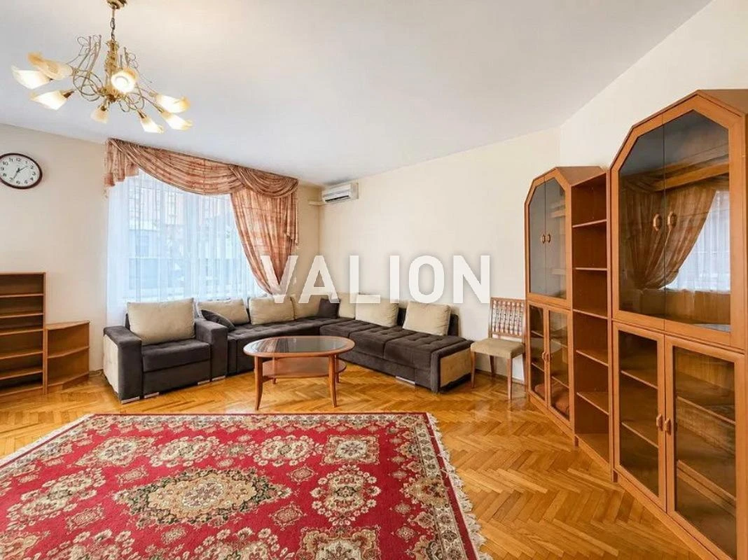 I will sell a 4-room apartment at 52/58 Konyskoho St.