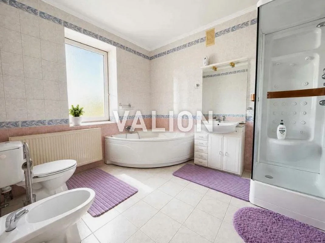 I will sell a 4-room apartment at 52/58 Konyskoho St.