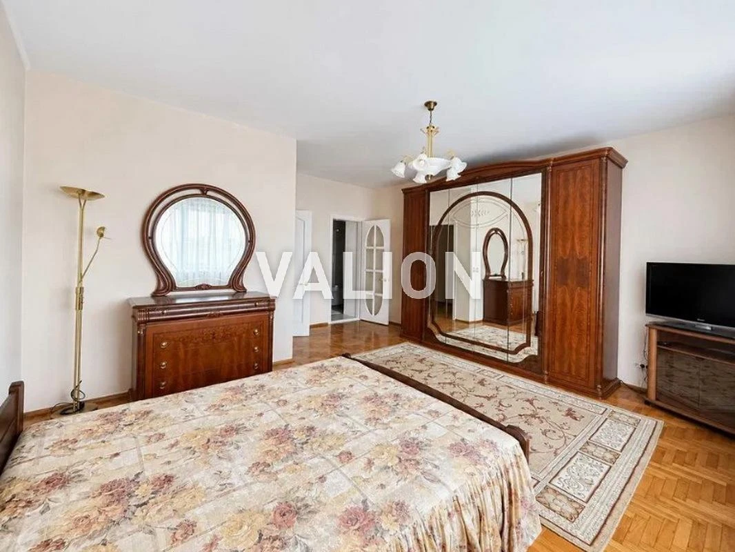 I will sell a 4-room apartment at 52/58 Konyskoho St.
