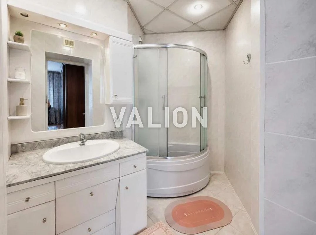 I will sell a 4-room apartment at 52/58 Konyskoho St.