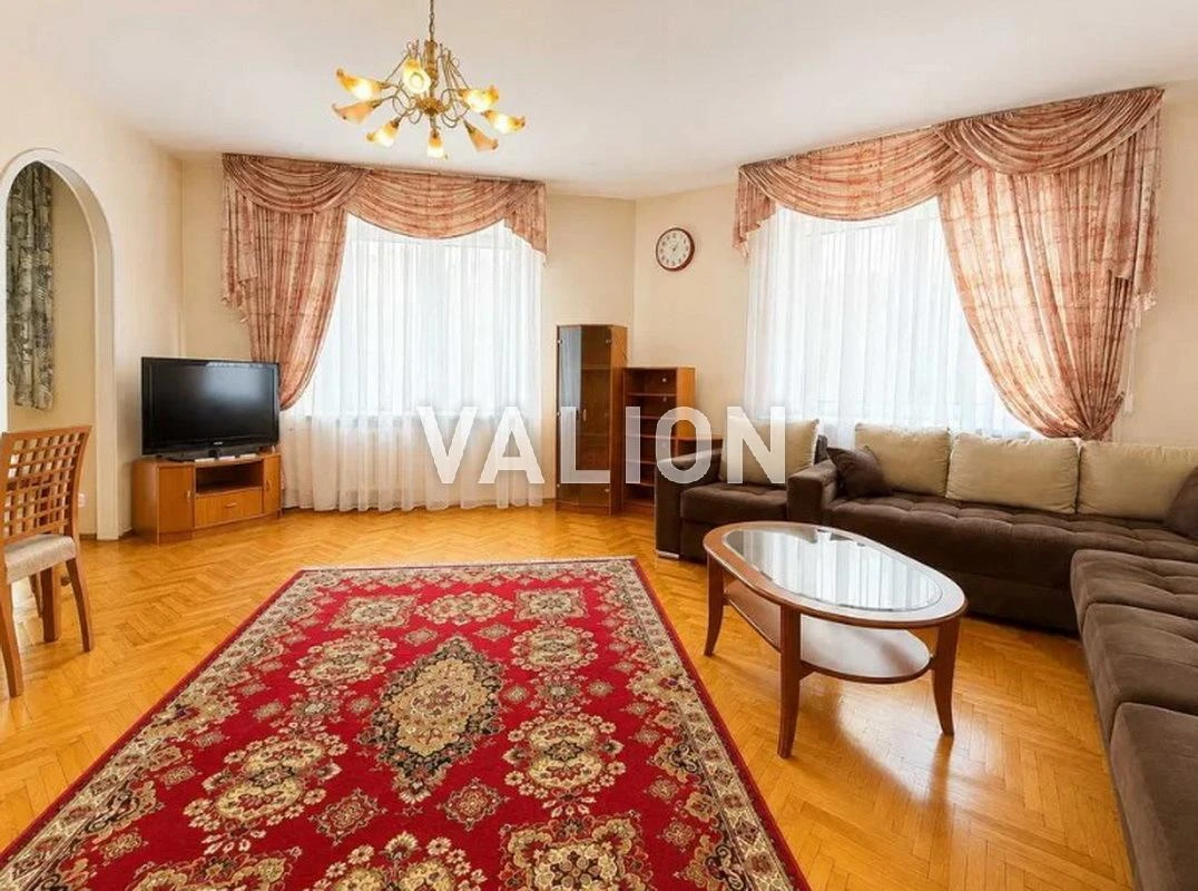 I will sell a 4-room apartment at 52/58 Konyskoho St.