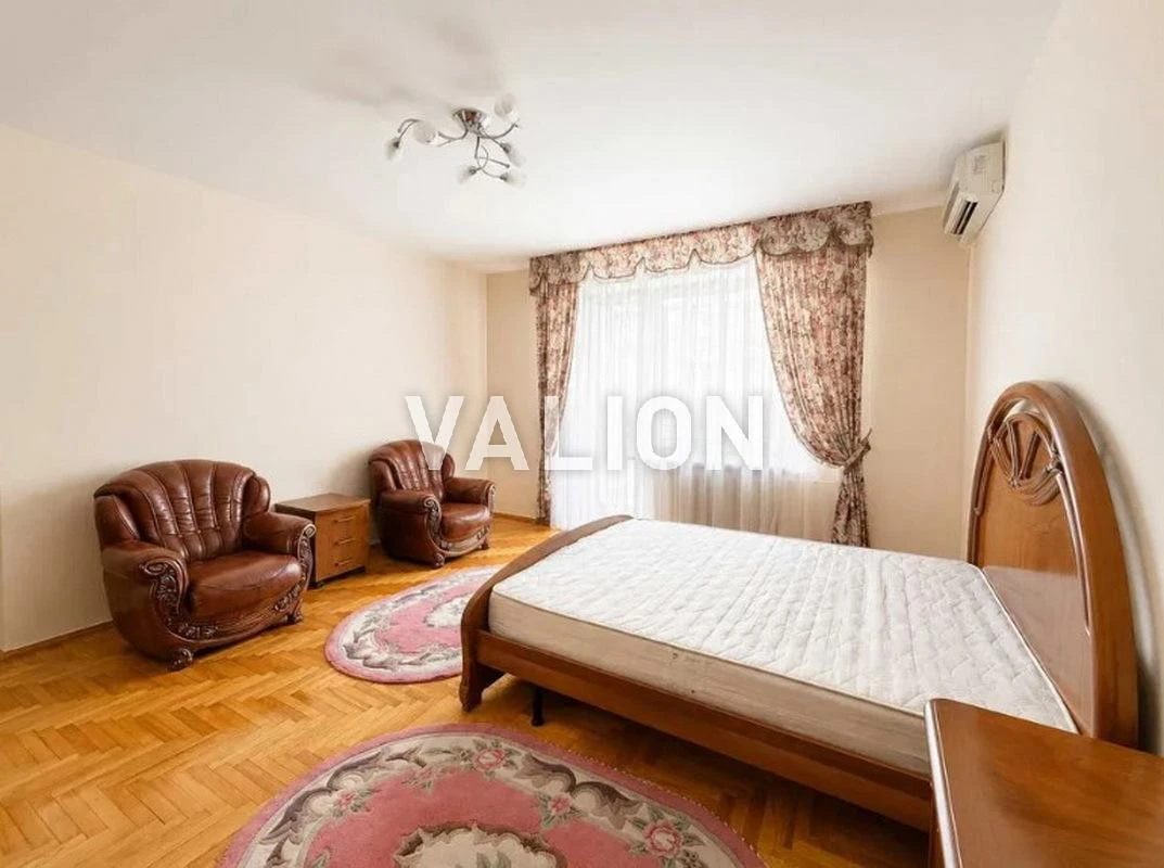 I will sell a 4-room apartment at 52/58 Konyskoho St.