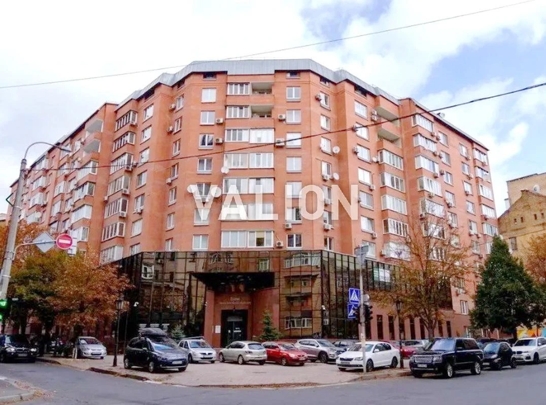 I will sell a 4-room apartment at 52/58 Konyskoho St.