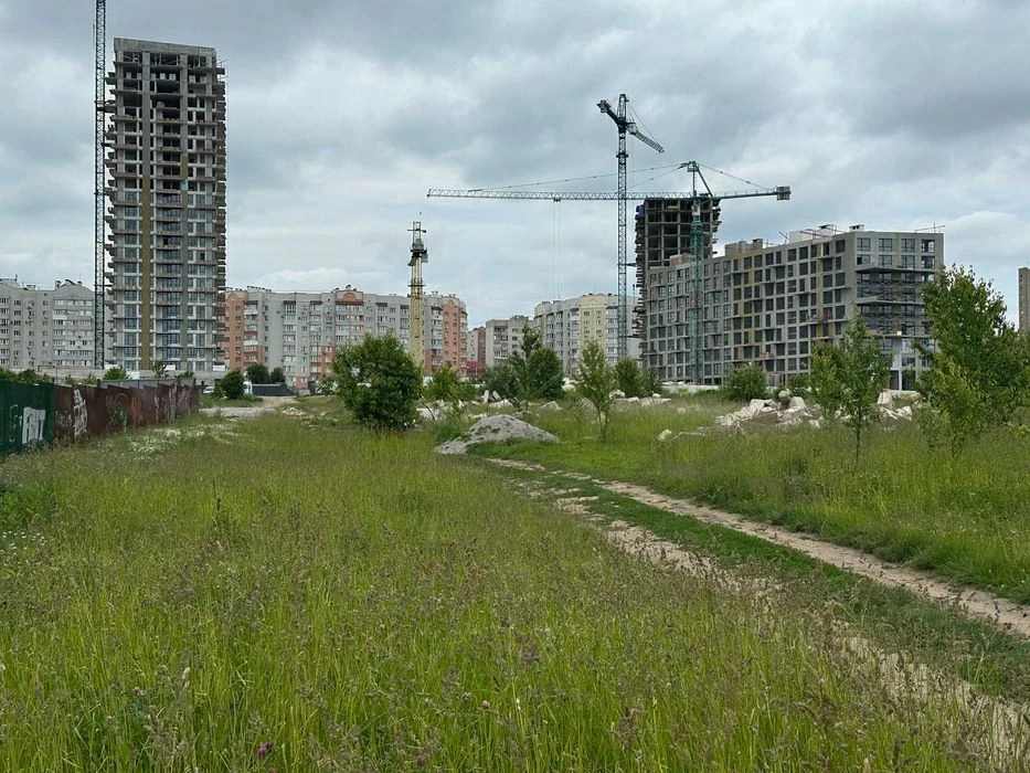 Sale of a plot of 46 acres in Vyshenka