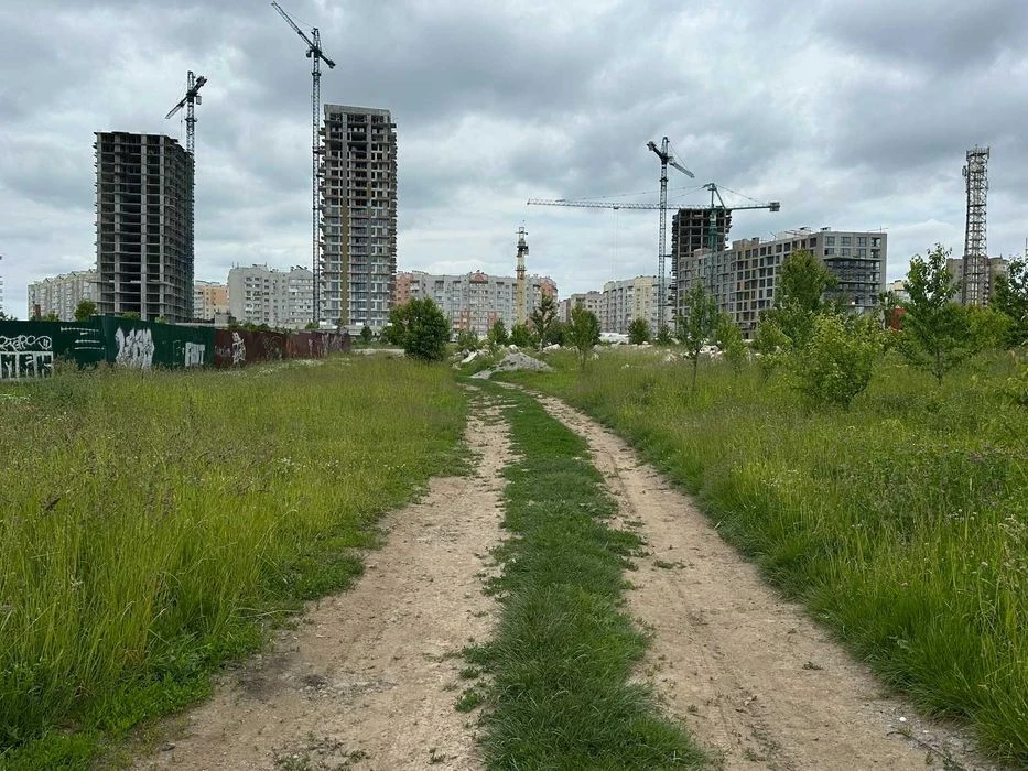 Sale of a plot of 46 acres in Vyshenka