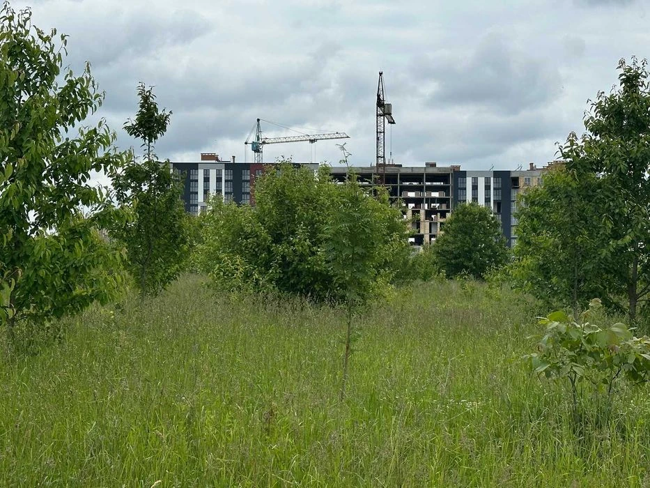 Sale of a plot of 46 acres in Vyshenka