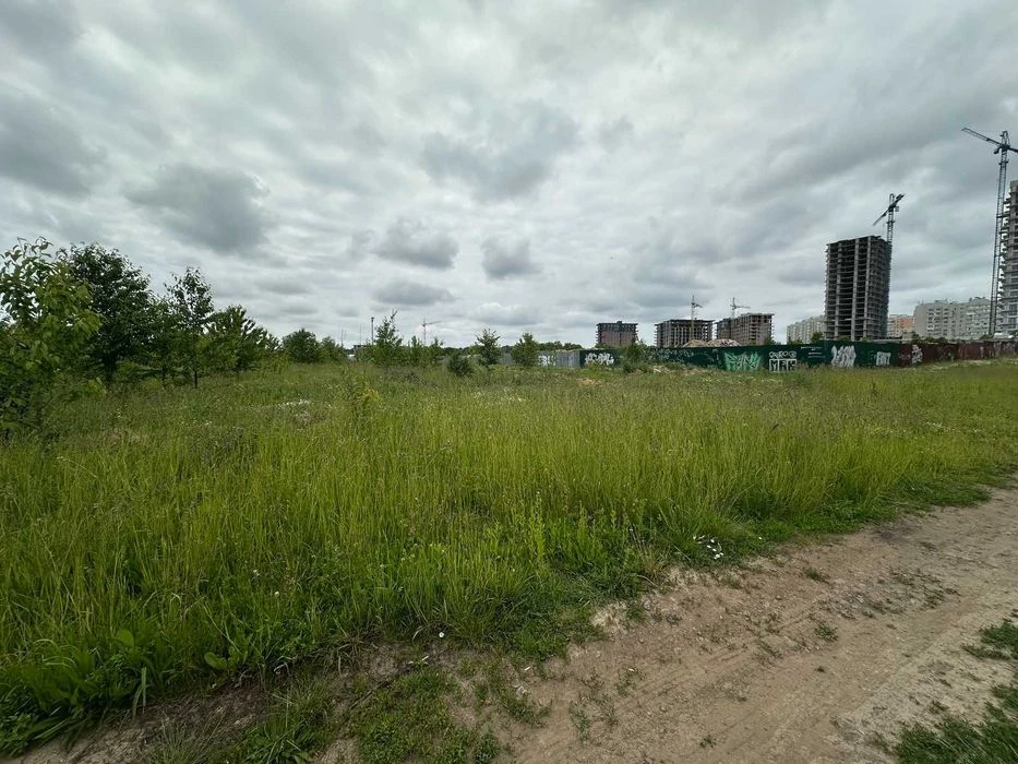 Sale of a plot of 46 acres in Vyshenka