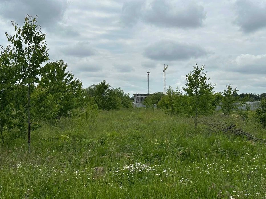 Sale of a plot of 46 acres in Vyshenka