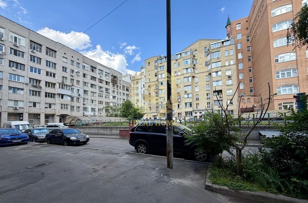 Продаж квартири на Подолі, вул. Оболонська 38, м. Тараса Шев