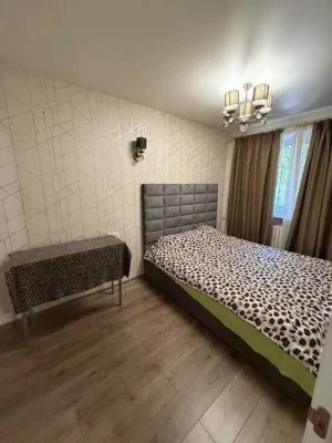 Трехкомнатная с ремонтом и мебелью у парка и моря на пр.