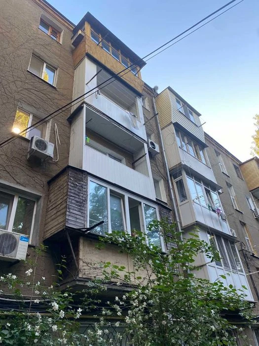 Трехкомнатная с ремонтом и мебелью у парка и моря на пр.