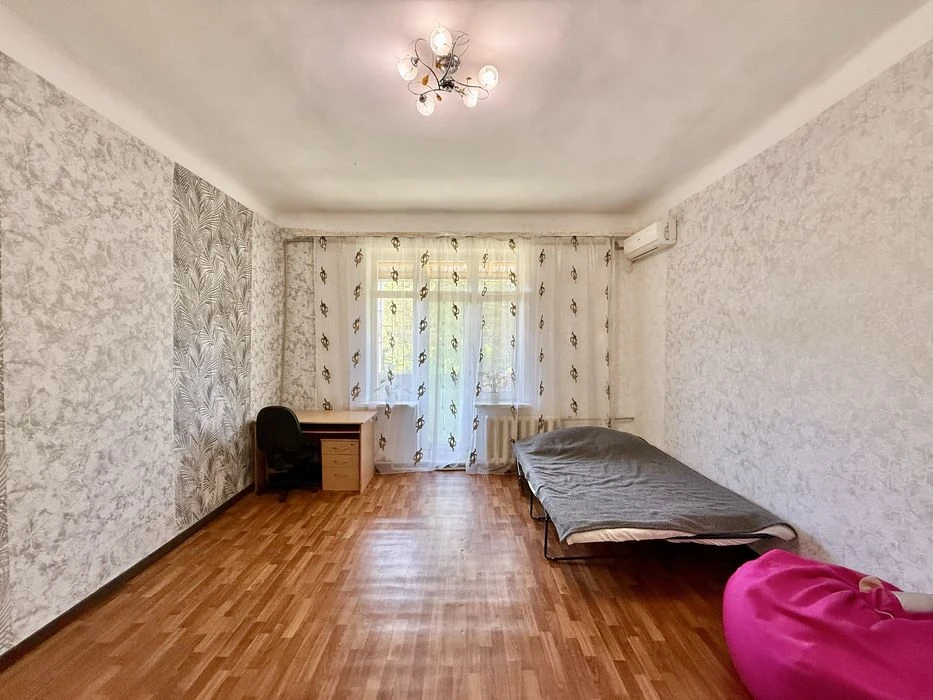 Продажа: Трехкомнатная квартира с ремонтом + гараж.
