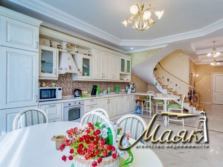 A wonderful house with access to the Dnieper is offered for sale.