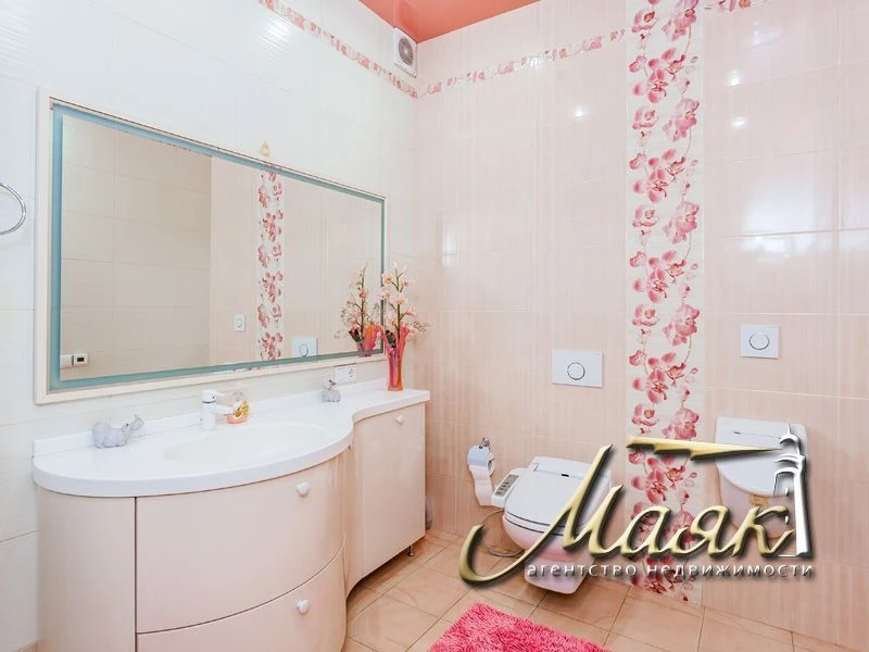 A wonderful house with access to the Dnieper is offered for sale.