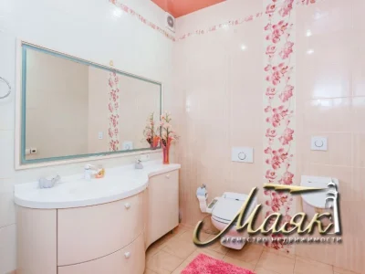A wonderful house with access to the Dnieper is offered for sale.