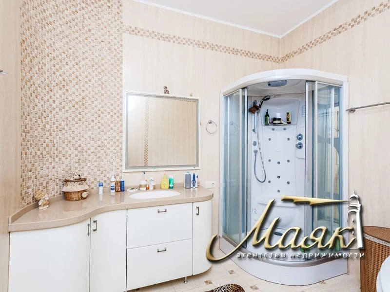 A wonderful house with access to the Dnieper is offered for sale.