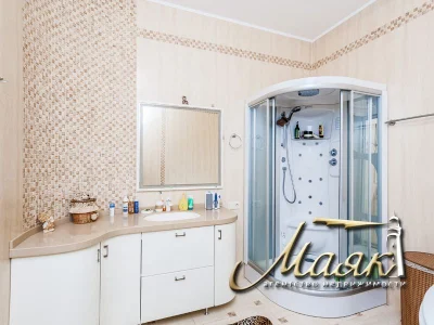 A wonderful house with access to the Dnieper is offered for sale.