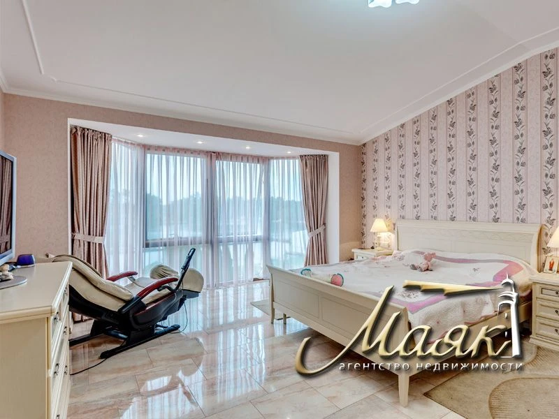 A wonderful house with access to the Dnieper is offered for sale.