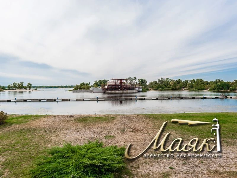 A wonderful house with access to the Dnieper is offered for sale.