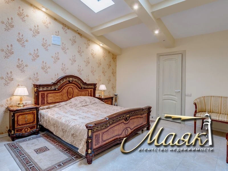 A wonderful house with access to the Dnieper is offered for sale.
