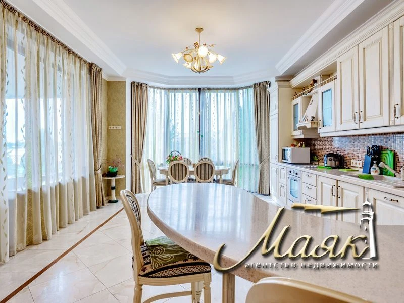 A wonderful house with access to the Dnieper is offered for sale.