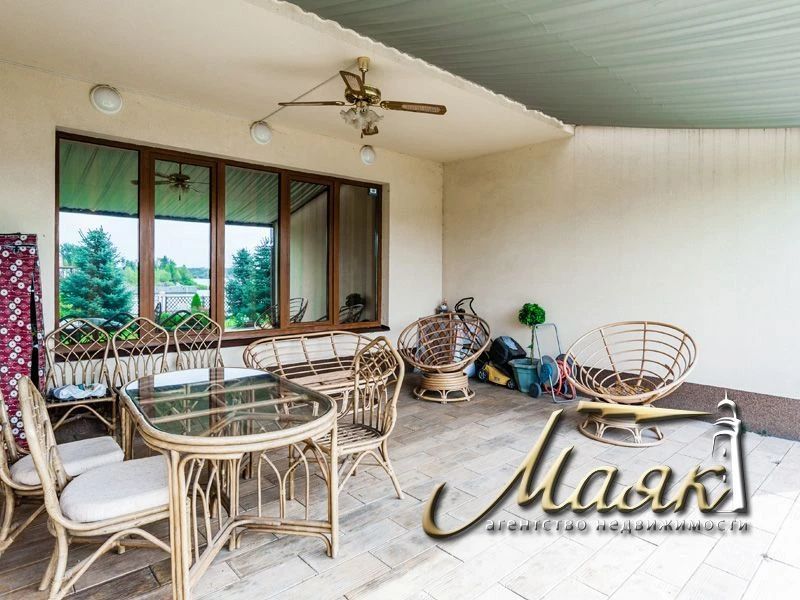 A wonderful house with access to the Dnieper is offered for sale.