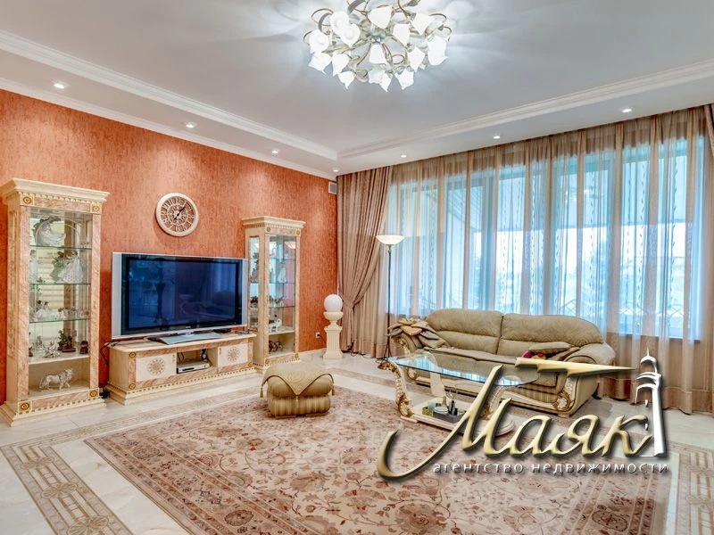 A wonderful house with access to the Dnieper is offered for sale.