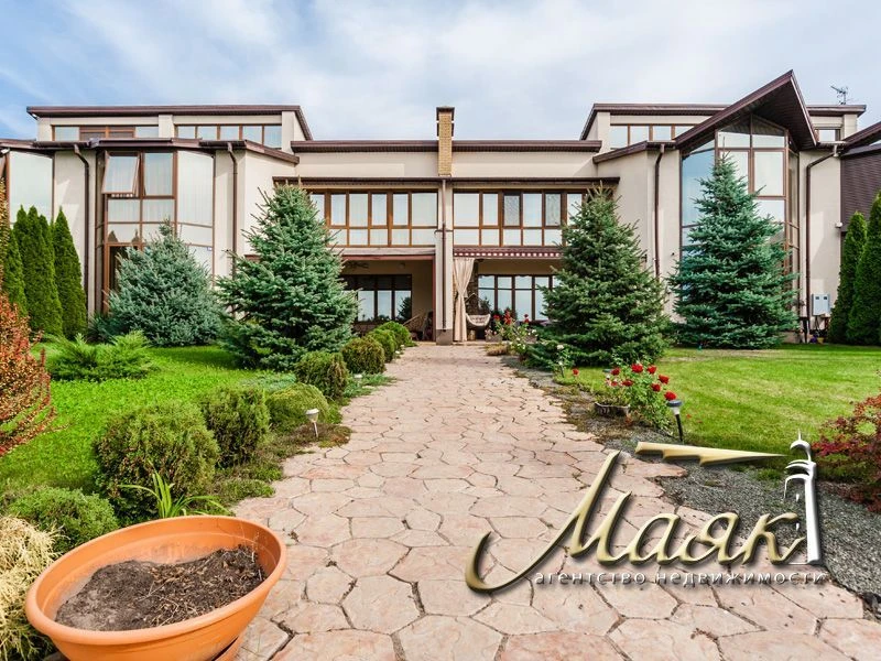 A wonderful house with access to the Dnieper is offered for sale.