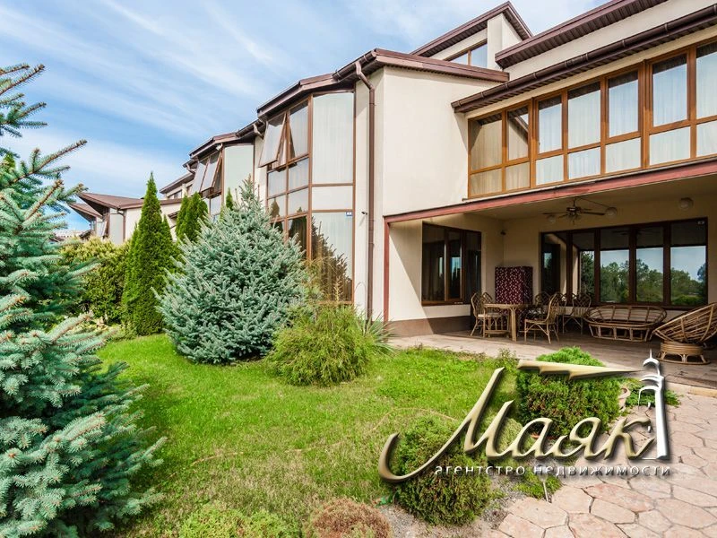 A wonderful house with access to the Dnieper is offered for sale.