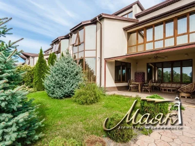 A wonderful house with access to the Dnieper is offered for sale.