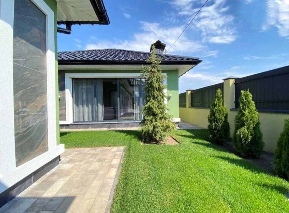 Sale of a 1-story house with a swimming pool in the Academic neighborhood