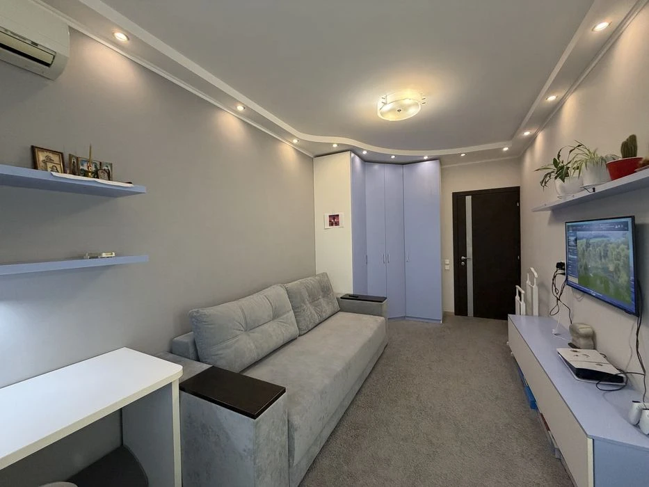 Sale of a spacious 2-room apartment in the residential complex "Crystal Springs"