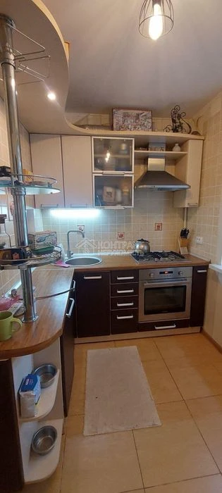 I am selling a 2-room apartment.