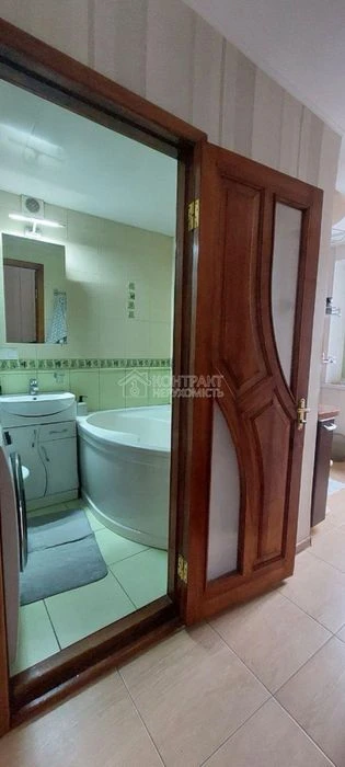 I am selling a 2-room apartment.