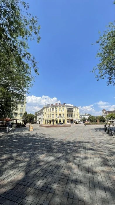 Продам 2х ком квартиру в центре! Вице-Адмирала Жукова. Дериб