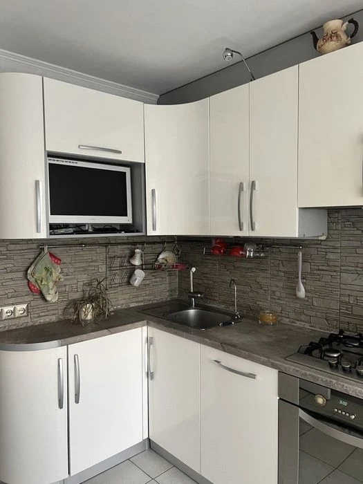 I am selling a 4-room apartment with renovation.