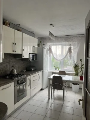 I am selling a 4-room apartment with renovation.