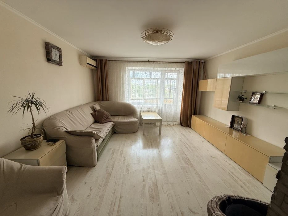 I am selling a 4-room apartment with renovation.