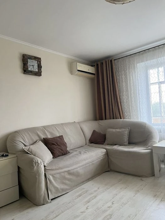 I am selling a 4-room apartment with renovation.