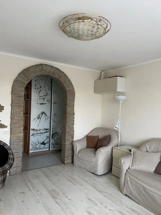 I am selling a 4-room apartment with renovation.
