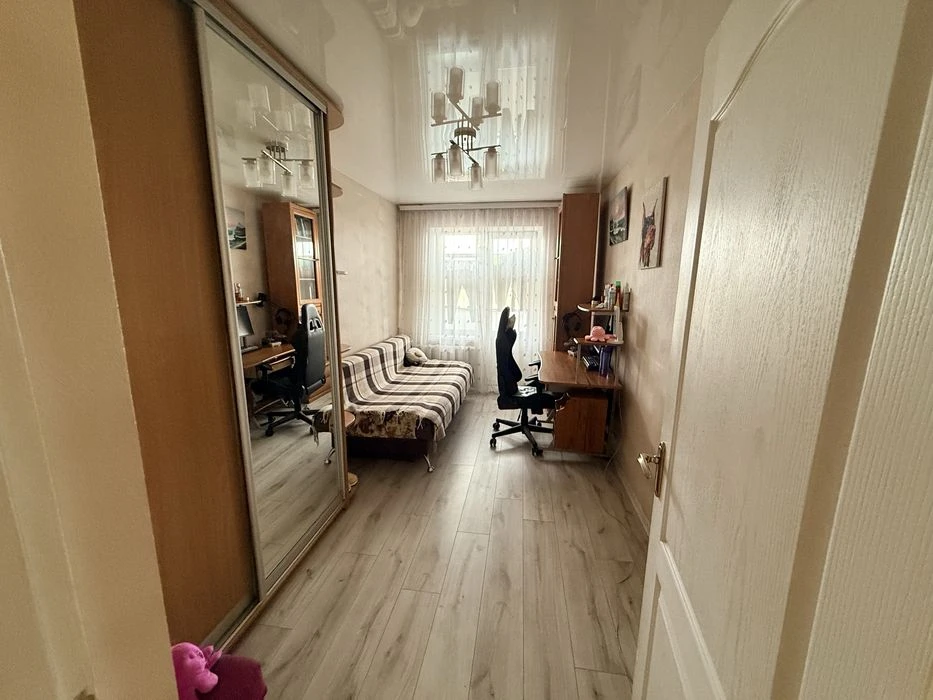 I am selling a 4-room apartment with renovation.
