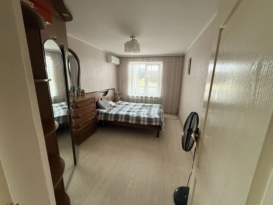 I am selling a 4-room apartment with renovation.
