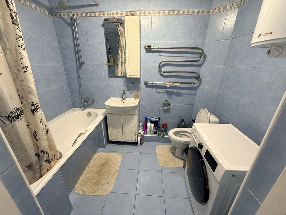 I am selling a 4-room apartment with renovation.