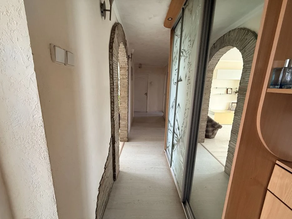 I am selling a 4-room apartment with renovation.