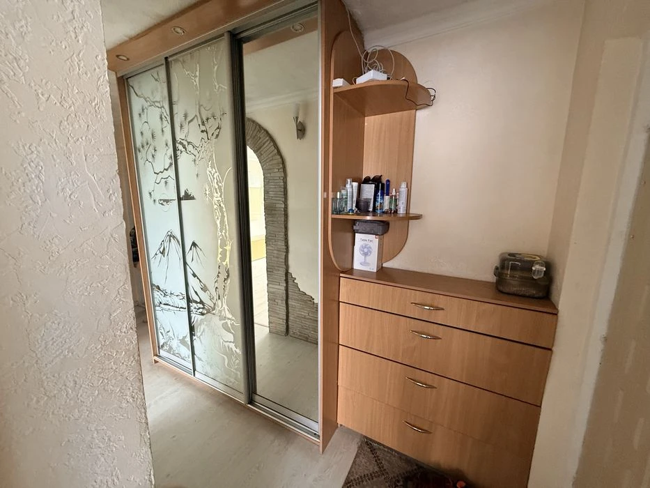 I am selling a 4-room apartment with renovation.