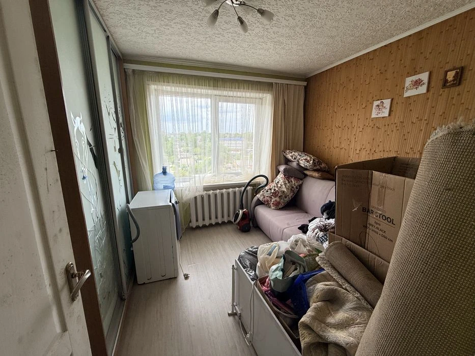 I am selling a 4-room apartment with renovation.