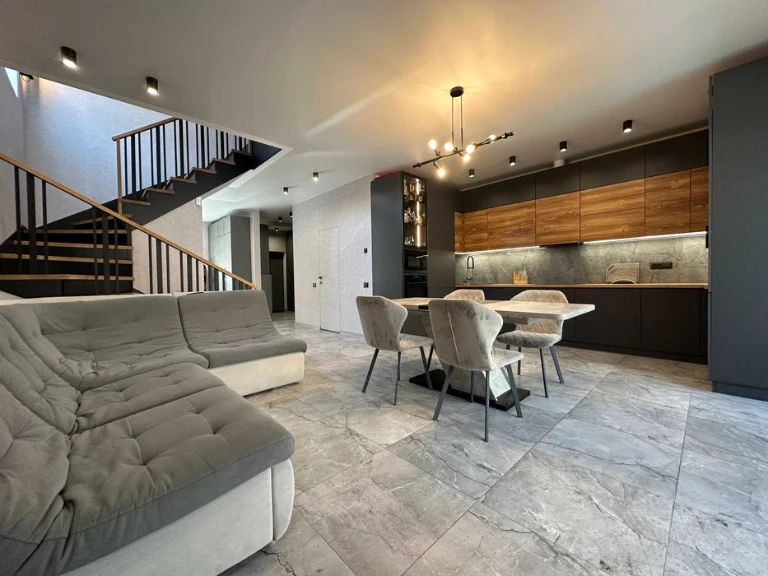 Stylish Master House with Renovation! They did it for THEMSELVES! Marshall