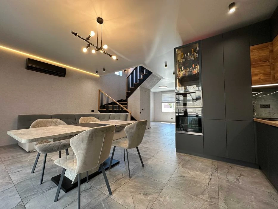 Stylish Master House with Renovation! They did it for THEMSELVES! Marshall