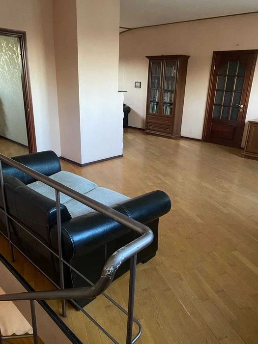Продам 2-х уровневую квартиру в Центре.