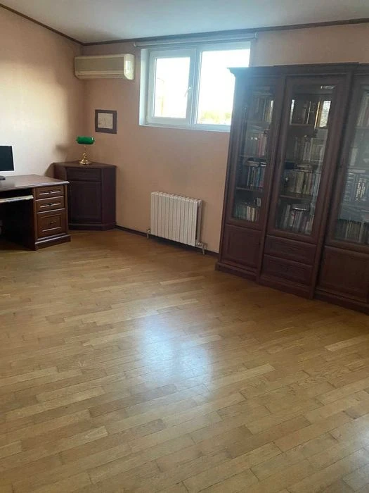 Продам 2-х уровневую квартиру в Центре.